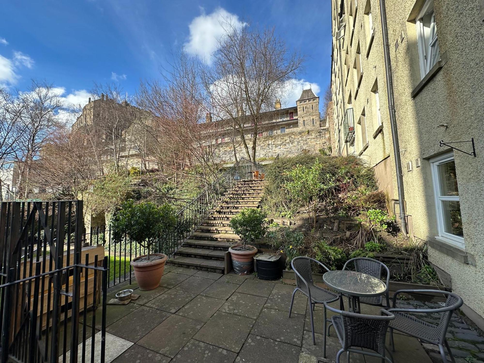 Castle Wynd Old Town — Photos 1